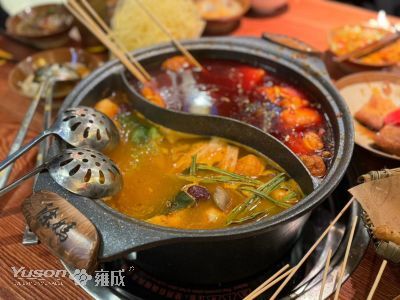 Kiitospäivän juhla Chongqing Hot Pot -vartaiden mausteisissa herkuissa